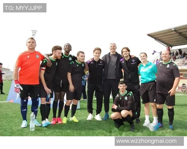 与足球明星同框的那些人背后的故事与精彩瞬间